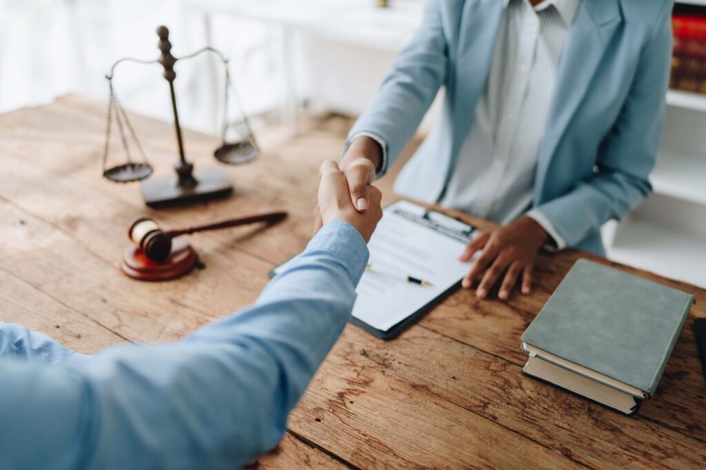 attorney shake hands to agree on the client's offer to be hired to fight with the parties in court attorney shake hands to agree on the client's offer to be hired to fight with the parties in court